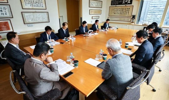 <div><a href='https://koreapeace.foundation/bbs/board.php?bo_table=sub02_06&wr_id=27' class='btn btn-skin btn-slide'>[한중비전포럼23] “여야가 힘 합쳐 미국과 잘 지내야 우리 경…</a></div><br/><br/>2025-10-16